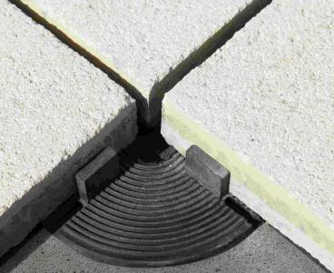 Pokládka betonové dlažby na plastové či pryžové terče
